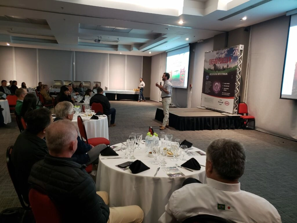 Líder no segmento de Pastagem da IHARA, Guilherme Moraes apresentou novas tecnologias para o tratamento de sementes
